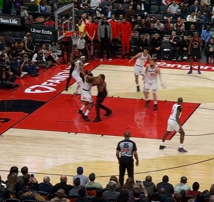 kaiyun-稳准狠！哈登篮下防守好帽切球并打到对方身上拿回球权