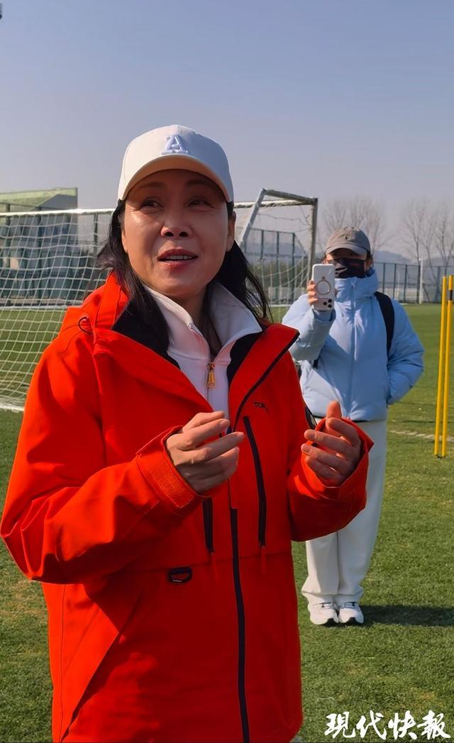 田震与江苏女足梦幻联动，邀请女足球员看演唱会